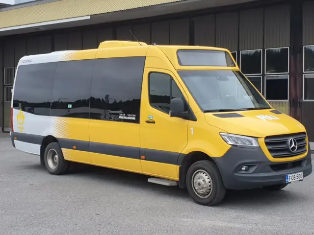 Auto nro 1: keltainen Mercedes-Benz Sprinter -pikkubussi Vesman varikolla