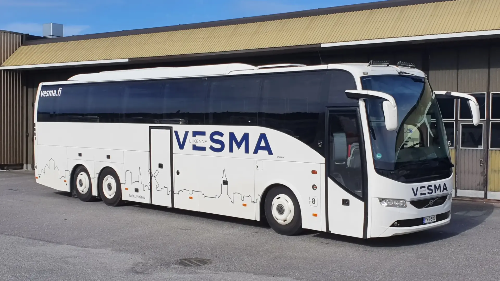 Auto nro 10: valkoinen Vesma-tilausajobussi Vesman varikolla