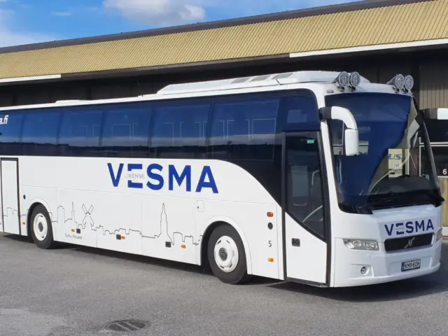 Auto nro 5: valkoinen Vesma-tilausajobussi Vesman varikolla