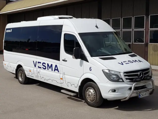 Auto nro 6: valkoinen Mercedes-Benz Sprinter -pikkubussi Vesman varikolla