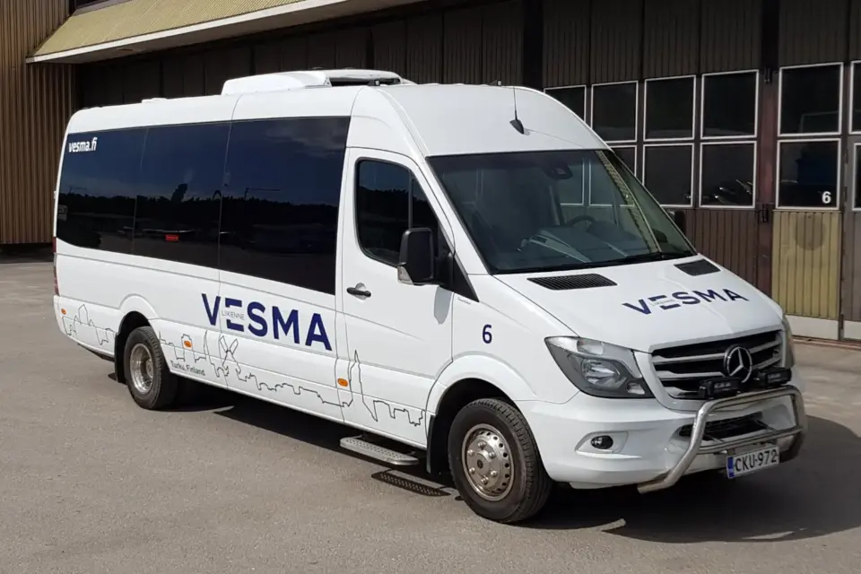 Auto nro 6: valkoinen Mercedes-Benz Sprinter -pikkubussi Vesman varikolla
