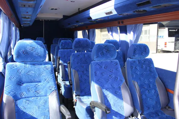Auto nro 7: pikkubussin sisätila, siniset istuimet